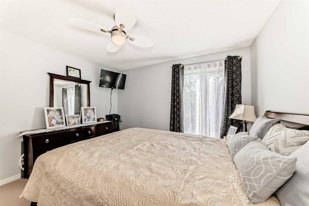 43 Beaconsfield Way Nw, Calgary, AB - Indoor Photo Showing Bedroom