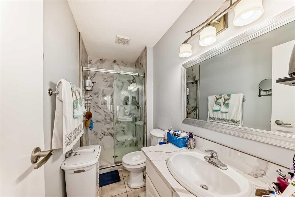 43 Beaconsfield Way Nw, Calgary, AB - Indoor Photo Showing Bathroom