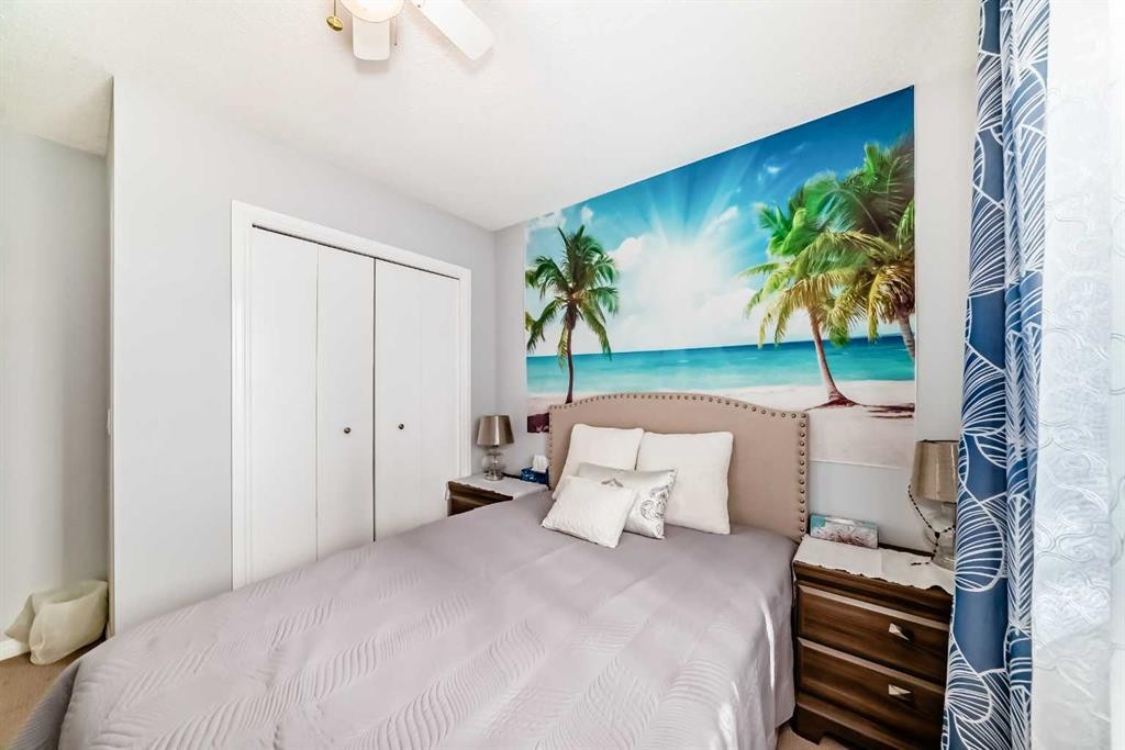 43 Beaconsfield Way Nw, Calgary, AB - Indoor Photo Showing Bedroom