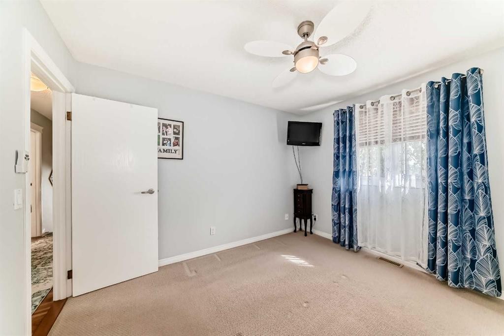 43 Beaconsfield Way Nw, Calgary, AB - Indoor Photo Showing Other Room