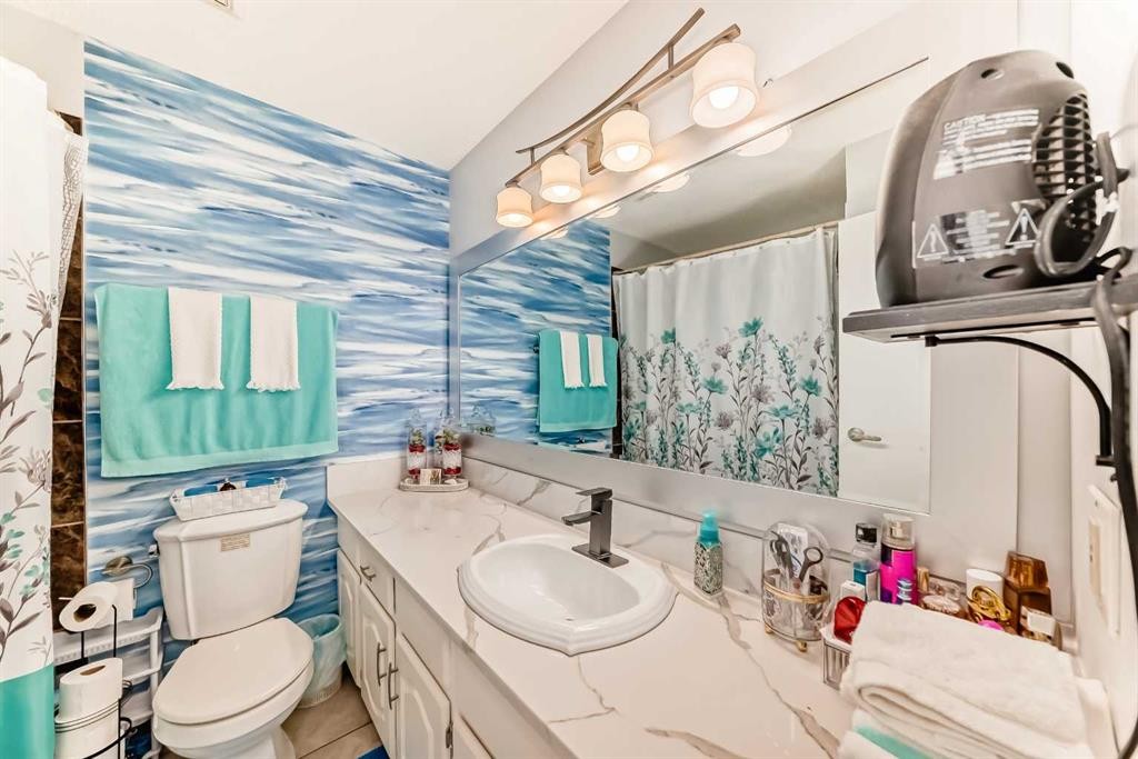 43 Beaconsfield Way Nw, Calgary, AB - Indoor Photo Showing Bathroom