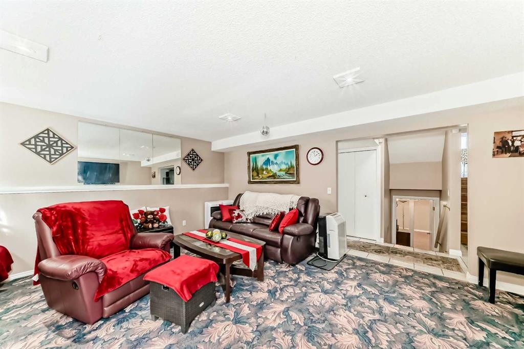 43 Beaconsfield Way Nw, Calgary, AB - Indoor Photo Showing Living Room