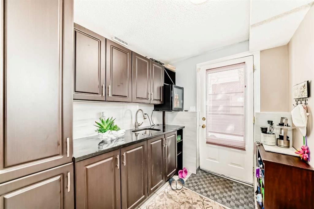 43 Beaconsfield Way Nw, Calgary, AB - Indoor Photo Showing Kitchen