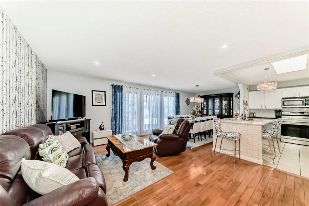 43 Beaconsfield Way Nw, Calgary, AB - Indoor Photo Showing Living Room