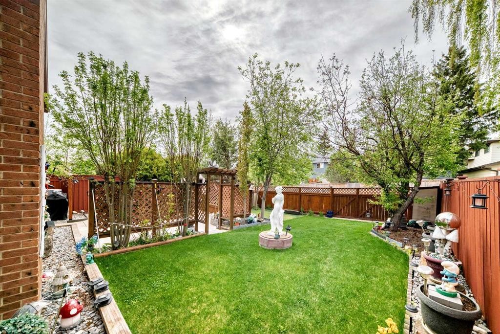 43 Beaconsfield Way Nw, Calgary, AB - Outdoor With Backyard