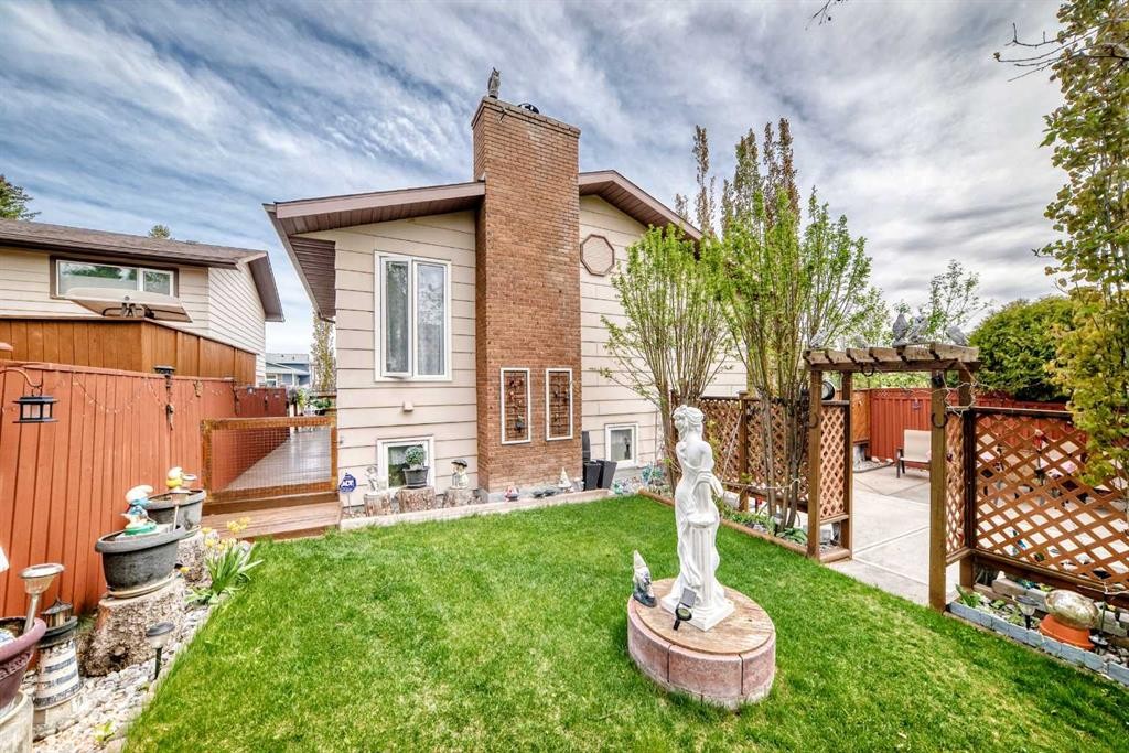 43 Beaconsfield Way Nw, Calgary, AB - Outdoor With Deck Patio Veranda
