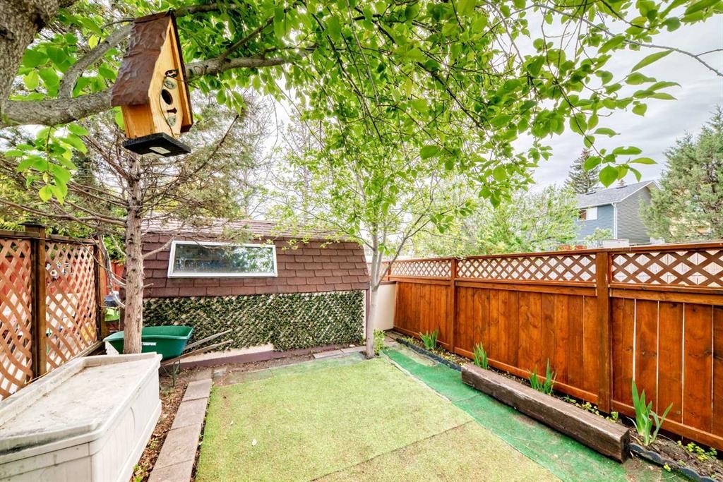 43 Beaconsfield Way Nw, Calgary, AB - Outdoor