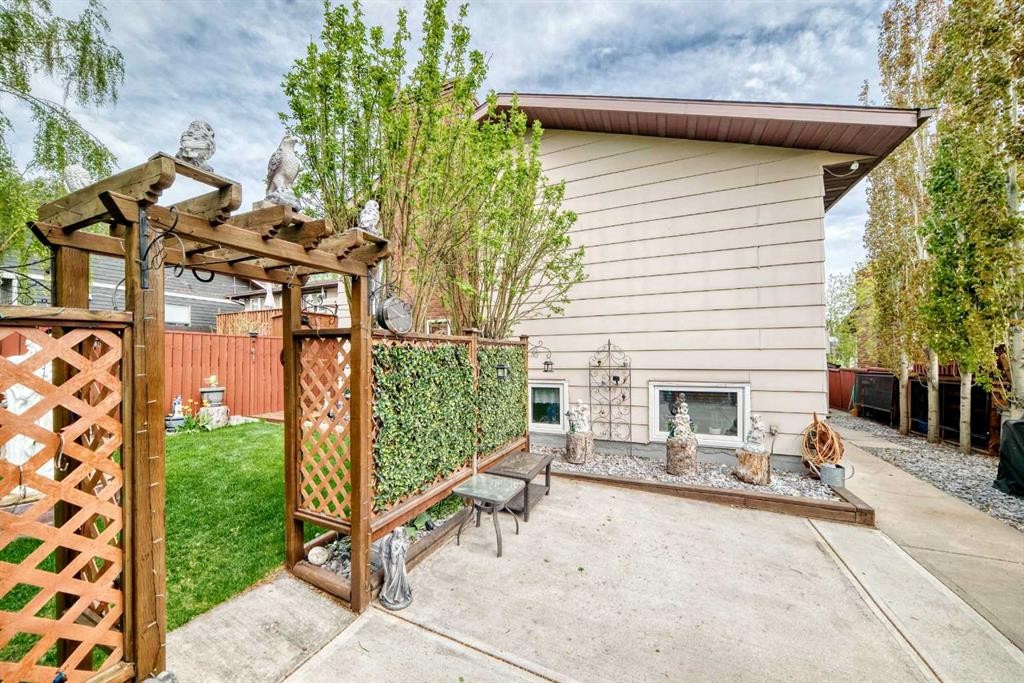 43 Beaconsfield Way Nw, Calgary, AB - Outdoor With Exterior