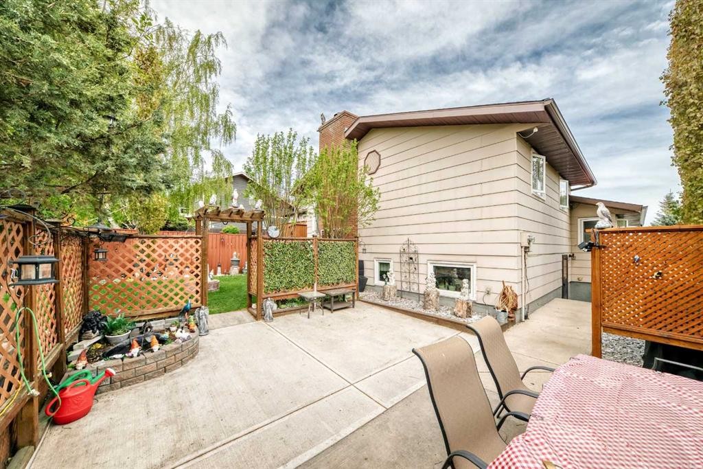 43 Beaconsfield Way Nw, Calgary, AB - Outdoor With Deck Patio Veranda With Exterior