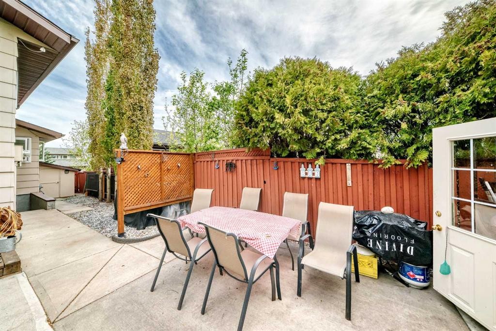 43 Beaconsfield Way Nw, Calgary, AB - Outdoor With Deck Patio Veranda
