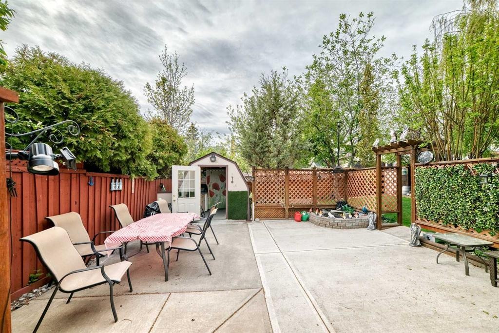 43 Beaconsfield Way Nw, Calgary, AB - Outdoor With Deck Patio Veranda