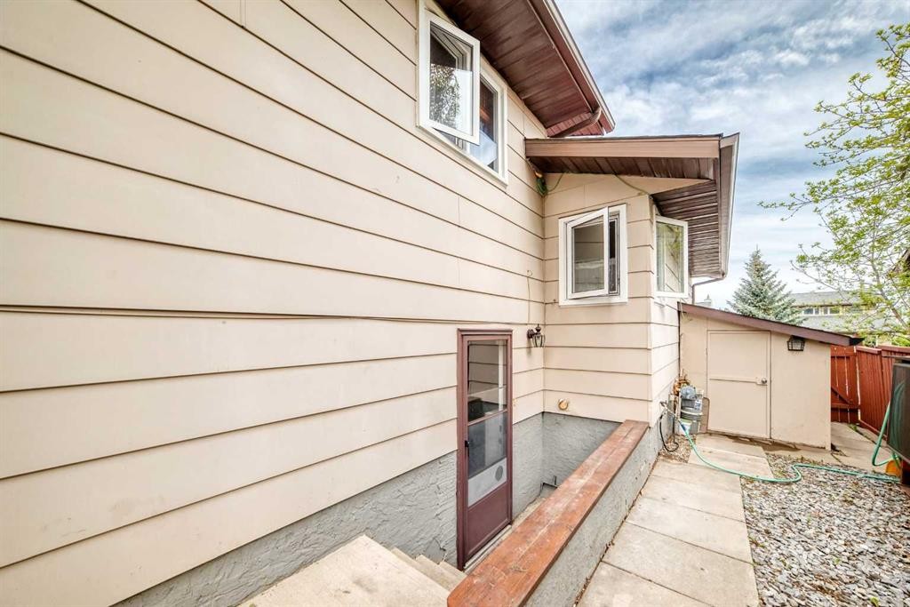 43 Beaconsfield Way Nw, Calgary, AB - Outdoor