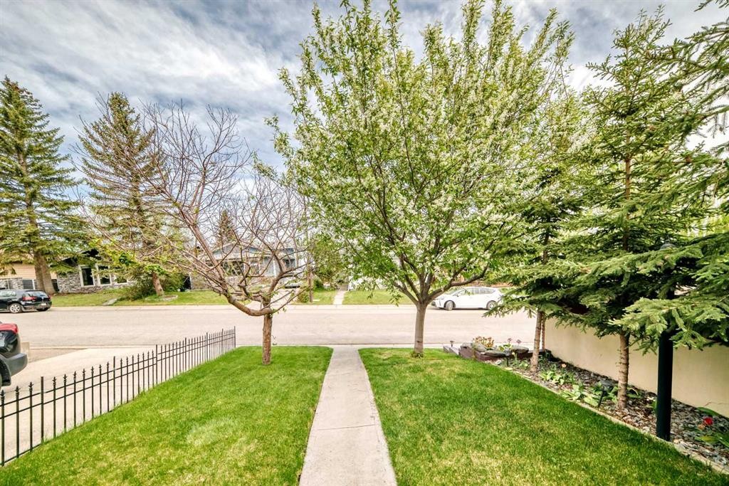 43 Beaconsfield Way Nw, Calgary, AB - Outdoor