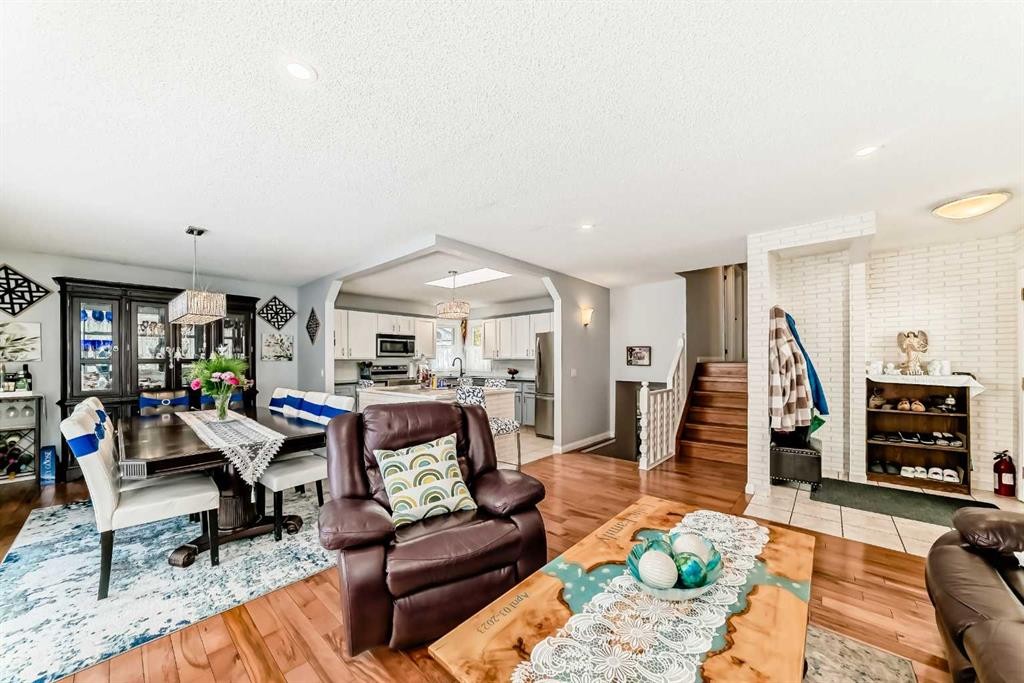 43 Beaconsfield Way Nw, Calgary, AB - Indoor Photo Showing Living Room