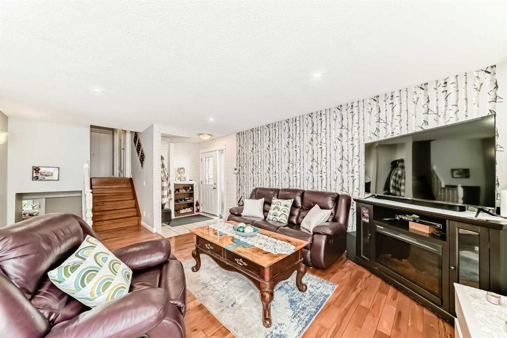 43 Beaconsfield Way Nw, Calgary, AB - Indoor Photo Showing Living Room