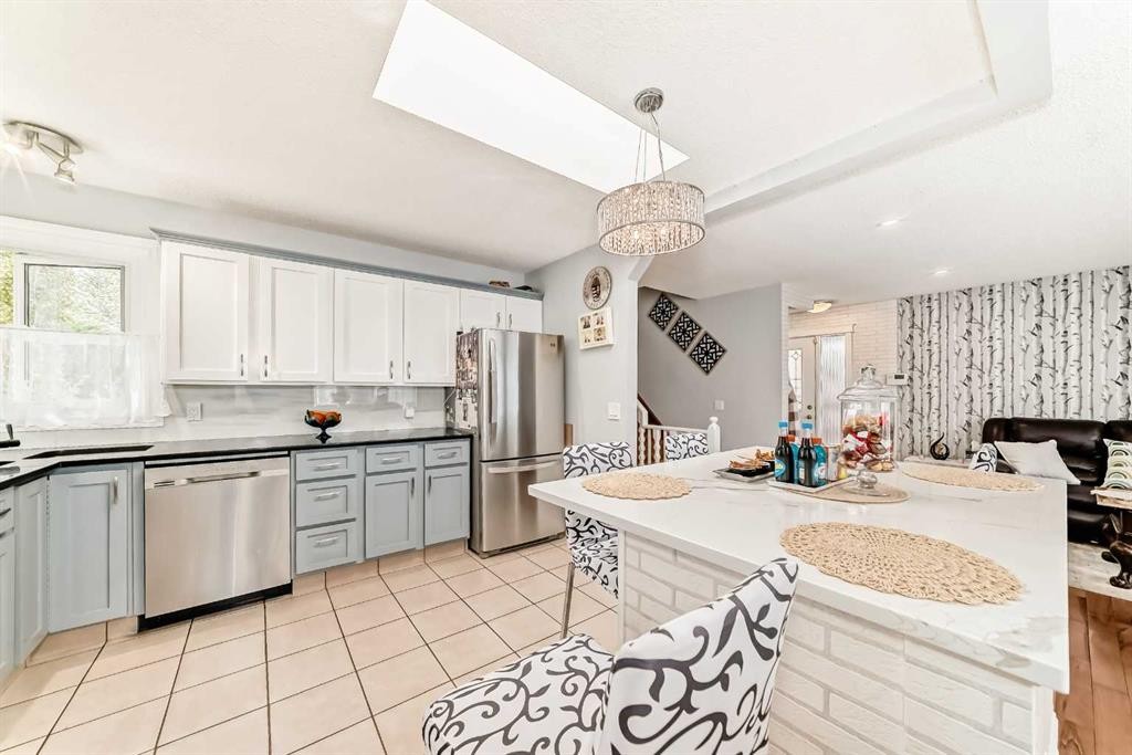 43 Beaconsfield Way Nw, Calgary, AB - Indoor Photo Showing Kitchen With Stainless Steel Kitchen With Upgraded Kitchen