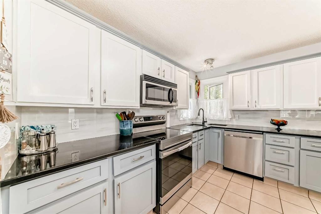 43 Beaconsfield Way Nw, Calgary, AB - Indoor Photo Showing Kitchen With Stainless Steel Kitchen With Upgraded Kitchen
