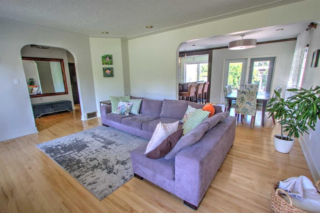 1604 Scotland Street Sw, Calgary, AB - Indoor Photo Showing Living Room