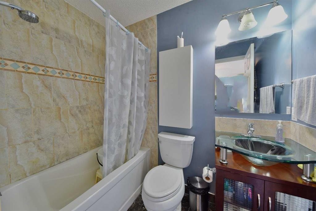 125 Costa Mesa Close Ne, Calgary, AB - Indoor Photo Showing Bathroom