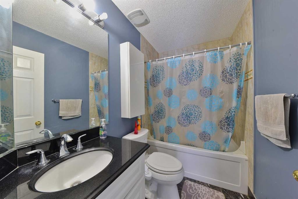 125 Costa Mesa Close Ne, Calgary, AB - Indoor Photo Showing Bathroom