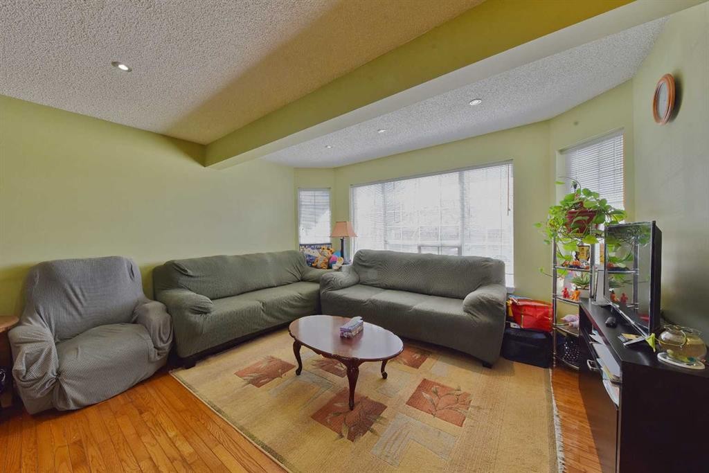 125 Costa Mesa Close Ne, Calgary, AB - Indoor Photo Showing Living Room