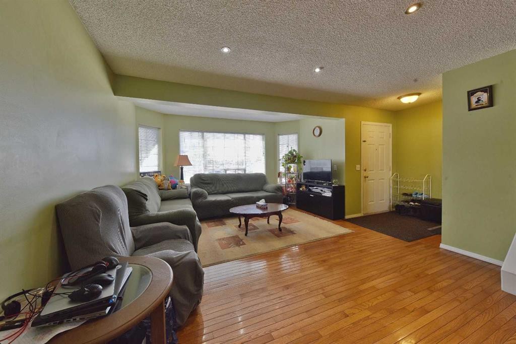 125 Costa Mesa Close Ne, Calgary, AB - Indoor Photo Showing Living Room