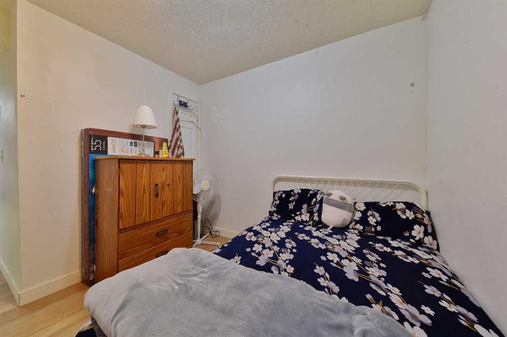 125 Costa Mesa Close Ne, Calgary, AB - Indoor Photo Showing Bedroom