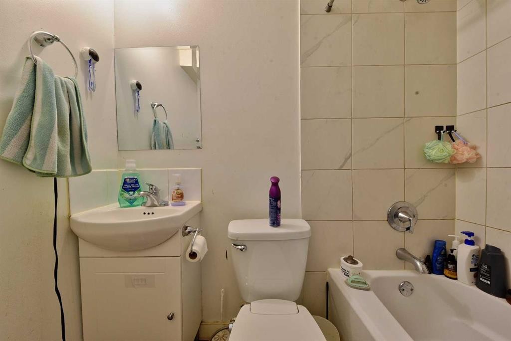 125 Costa Mesa Close Ne, Calgary, AB - Indoor Photo Showing Bathroom