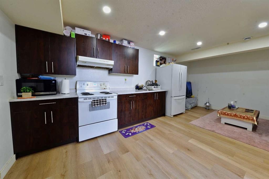 125 Costa Mesa Close Ne, Calgary, AB - Indoor Photo Showing Kitchen