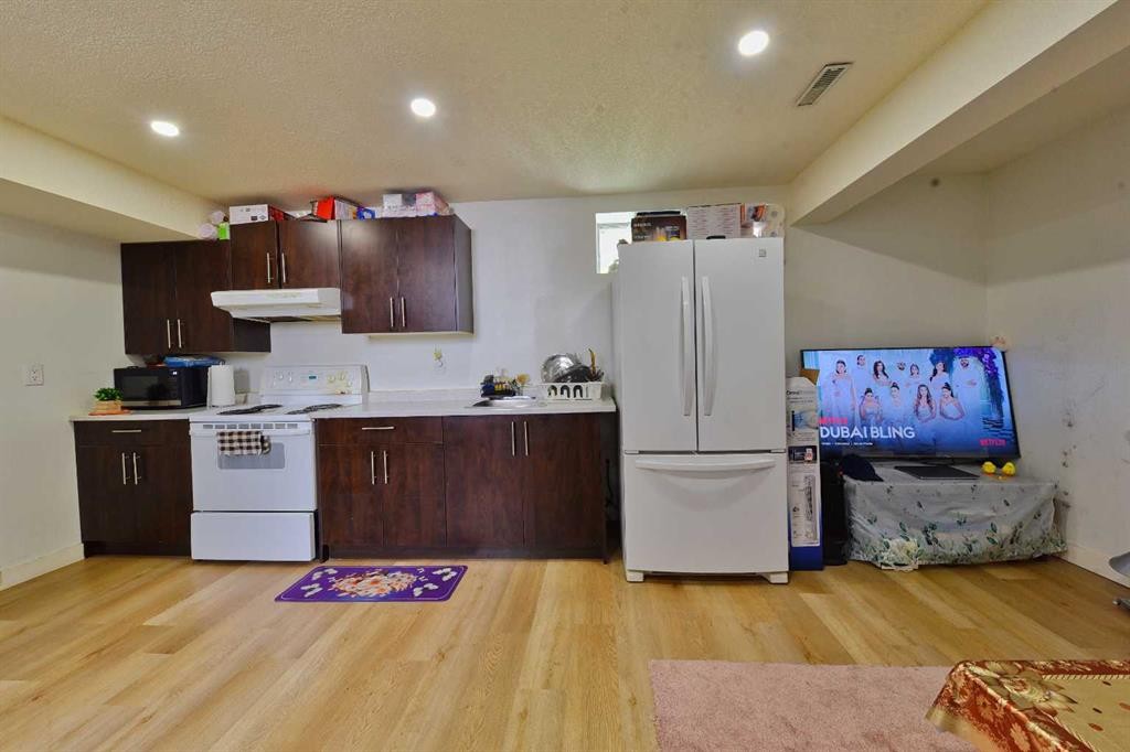 125 Costa Mesa Close Ne, Calgary, AB - Indoor Photo Showing Kitchen