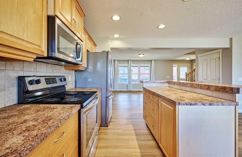 383 Prestwick Close Se, Calgary, AB - Indoor Photo Showing Kitchen