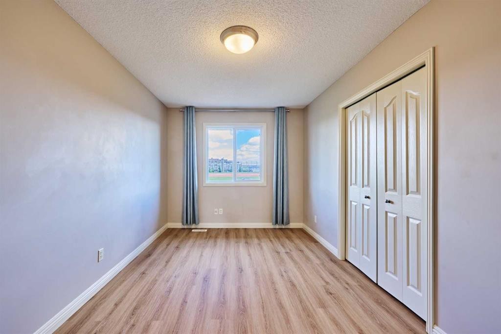 383 Prestwick Close Se, Calgary, AB - Indoor Photo Showing Other Room