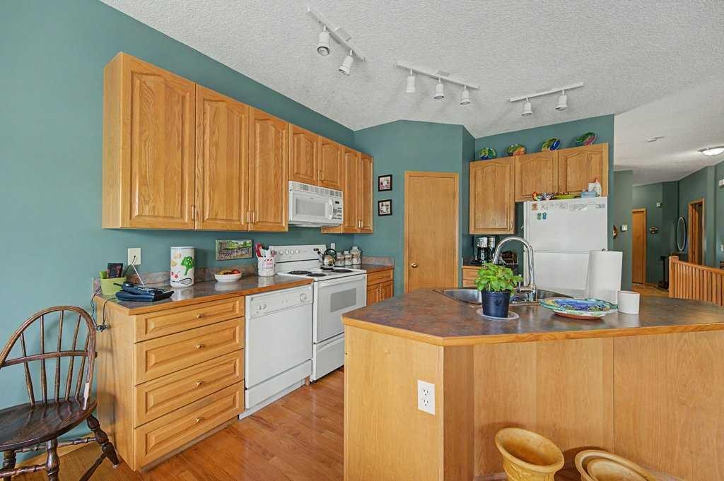 18 Prominence View Sw, Calgary, AB - Indoor Photo Showing Kitchen
