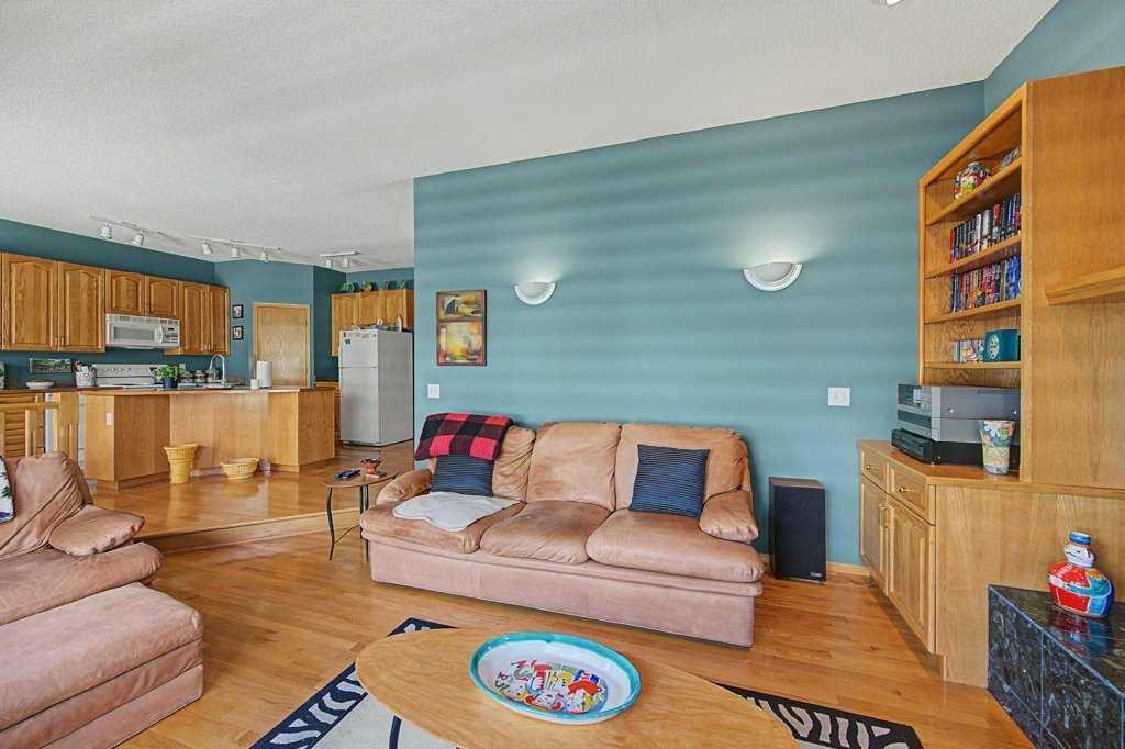 18 Prominence View Sw, Calgary, AB - Indoor Photo Showing Living Room