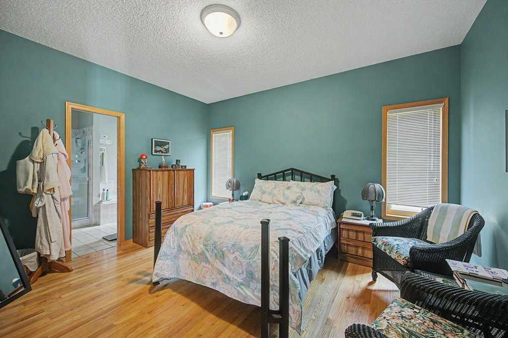 18 Prominence View Sw, Calgary, AB - Indoor Photo Showing Bedroom