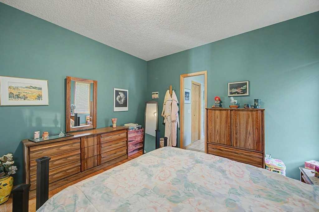 18 Prominence View Sw, Calgary, AB - Indoor Photo Showing Bedroom