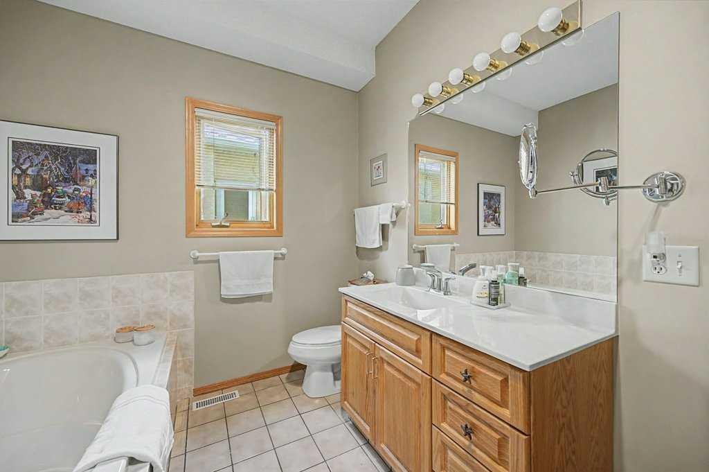 18 Prominence View Sw, Calgary, AB - Indoor Photo Showing Bathroom