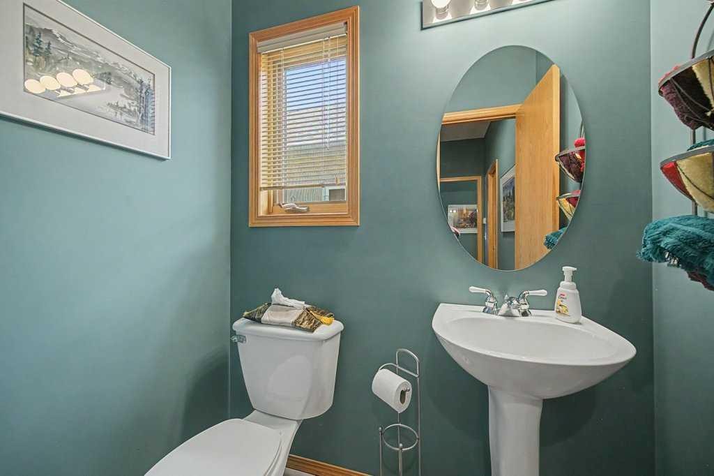 18 Prominence View Sw, Calgary, AB - Indoor Photo Showing Bathroom