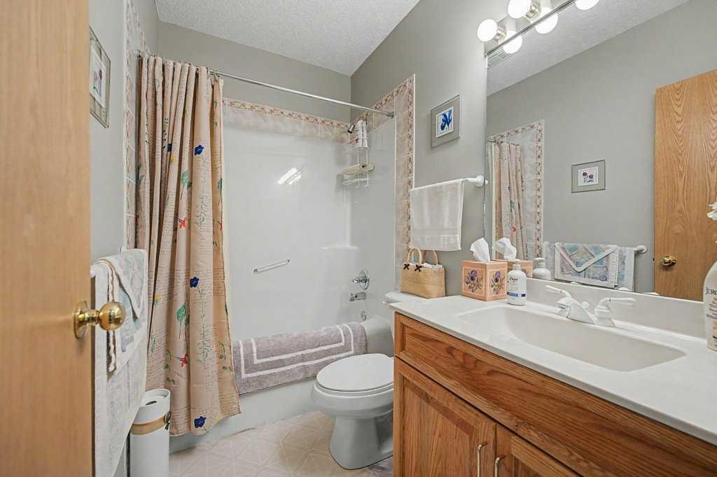 18 Prominence View Sw, Calgary, AB - Indoor Photo Showing Bathroom