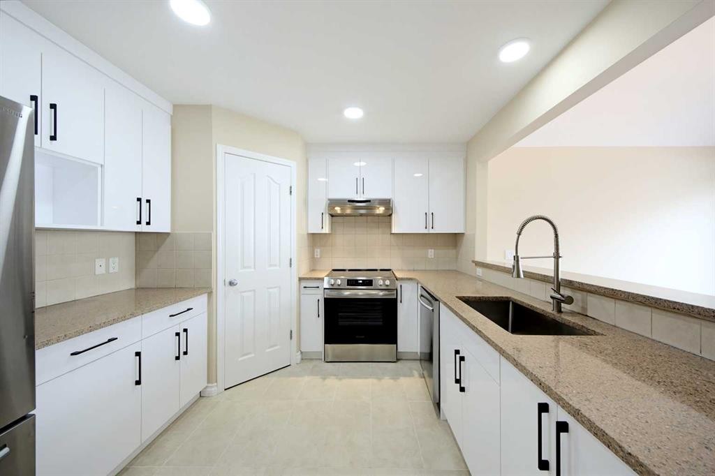 133 Saddlecrest Green Ne, Calgary, AB - Indoor Photo Showing Kitchen With Upgraded Kitchen