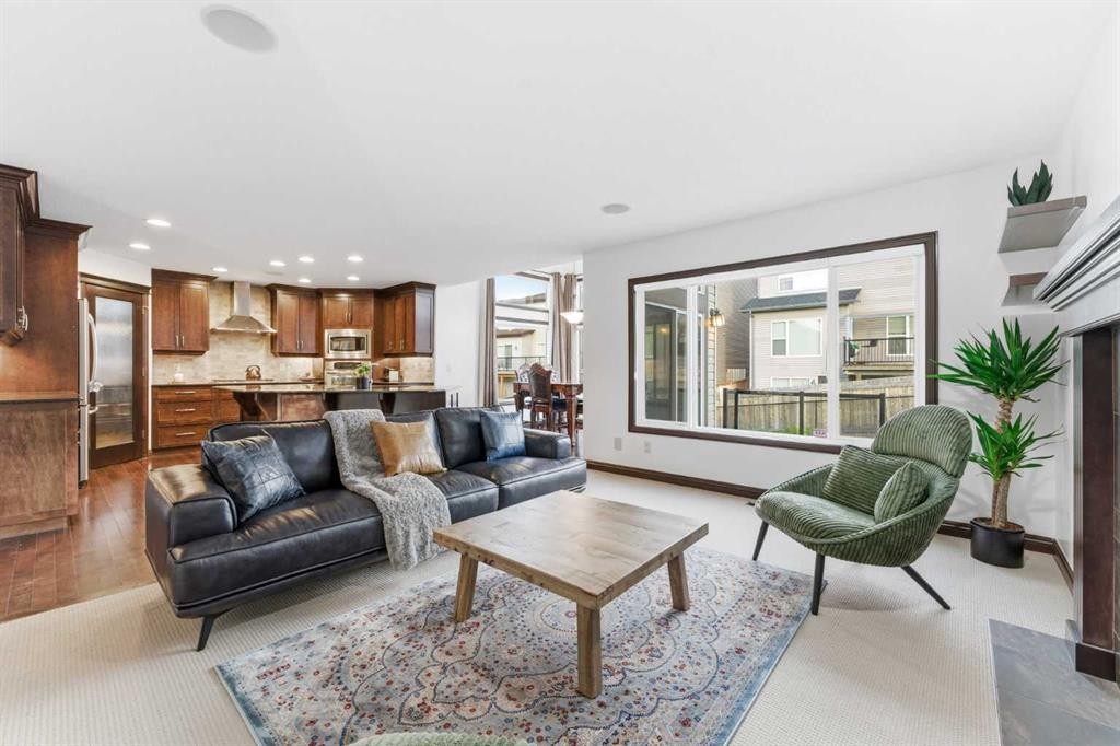 225 Panamount Road, Calgary, AB - Indoor Photo Showing Living Room