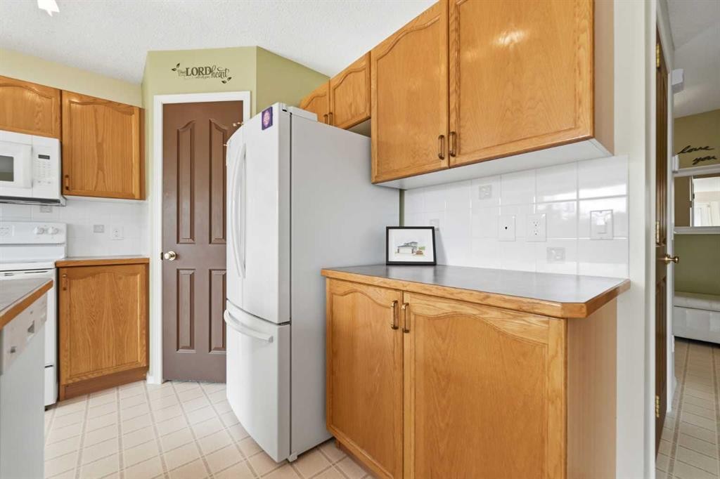 46 Somerside Place Sw, Calgary, AB - Indoor Photo Showing Kitchen
