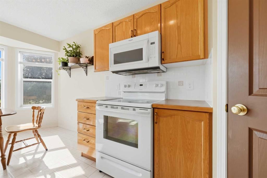 46 Somerside Place Sw, Calgary, AB - Indoor Photo Showing Kitchen