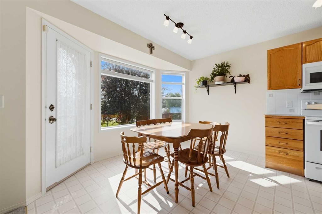 46 Somerside Place Sw, Calgary, AB - Indoor Photo Showing Dining Room