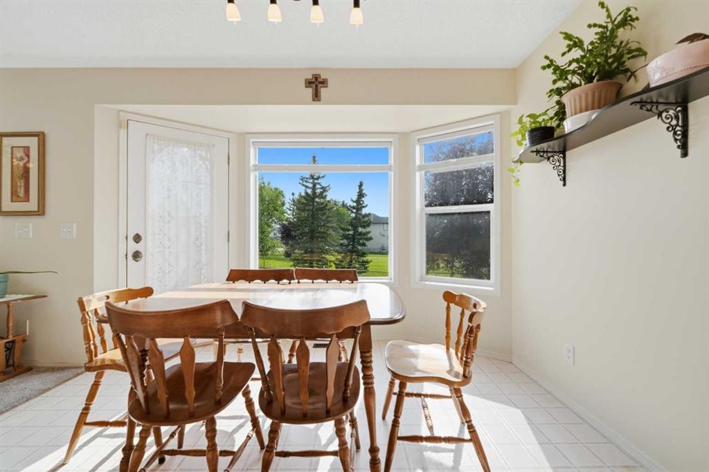 46 Somerside Place Sw, Calgary, AB - Indoor Photo Showing Dining Room