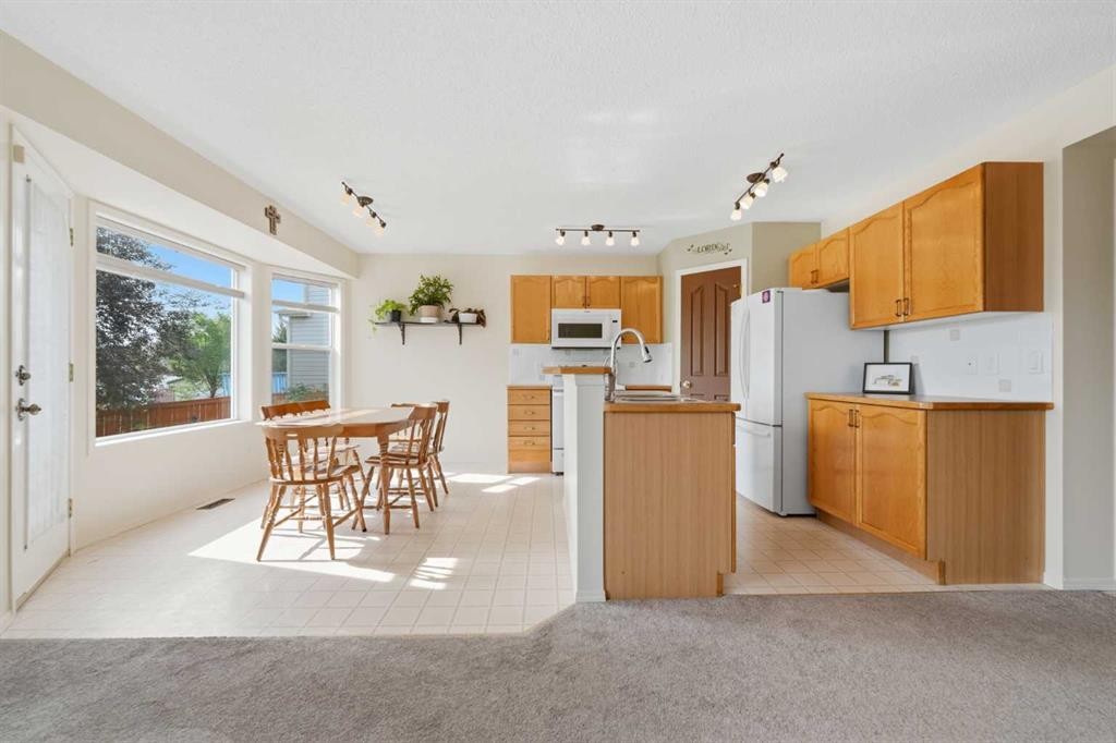 46 Somerside Place Sw, Calgary, AB - Indoor Photo Showing Kitchen