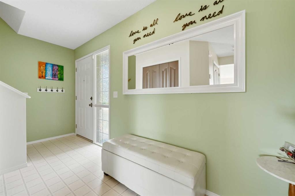 46 Somerside Place Sw, Calgary, AB - Indoor Photo Showing Other Room