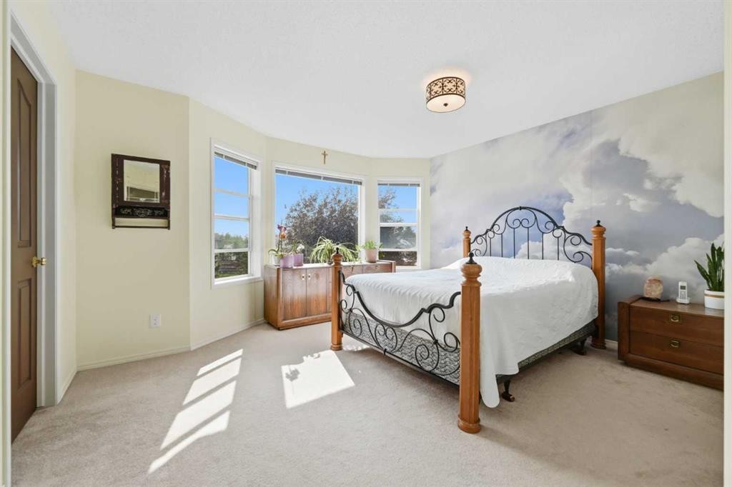46 Somerside Place Sw, Calgary, AB - Indoor Photo Showing Bedroom