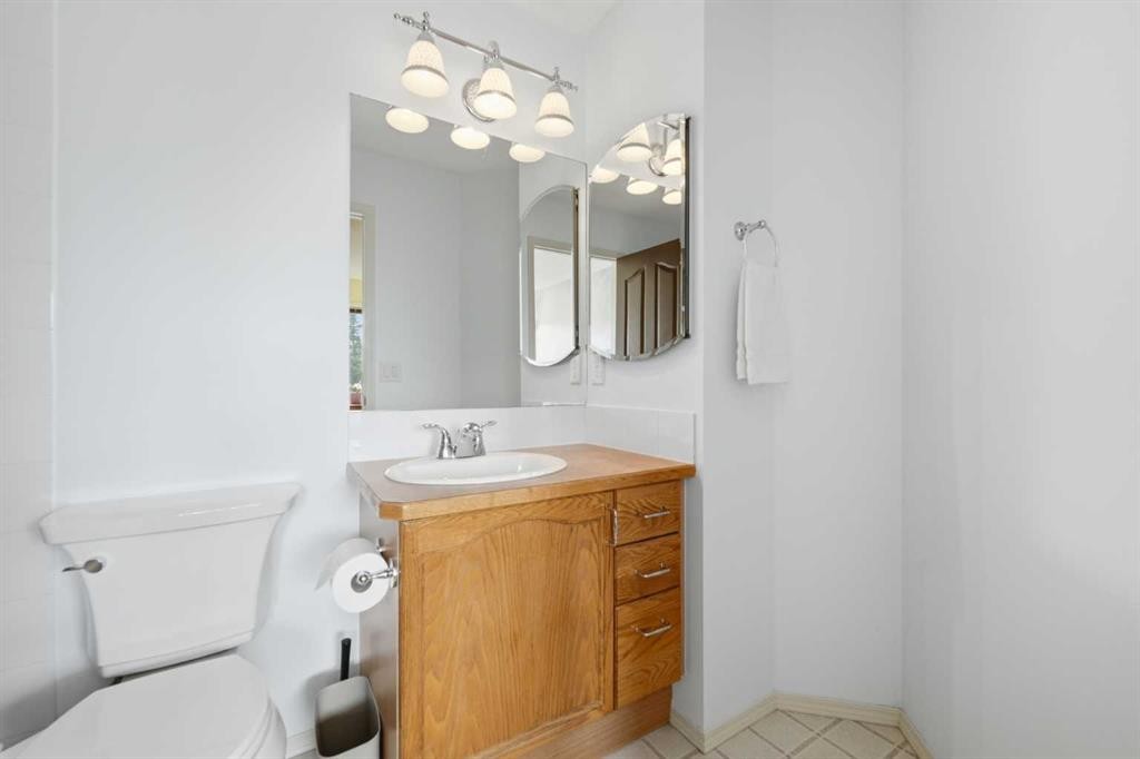 46 Somerside Place Sw, Calgary, AB - Indoor Photo Showing Bathroom