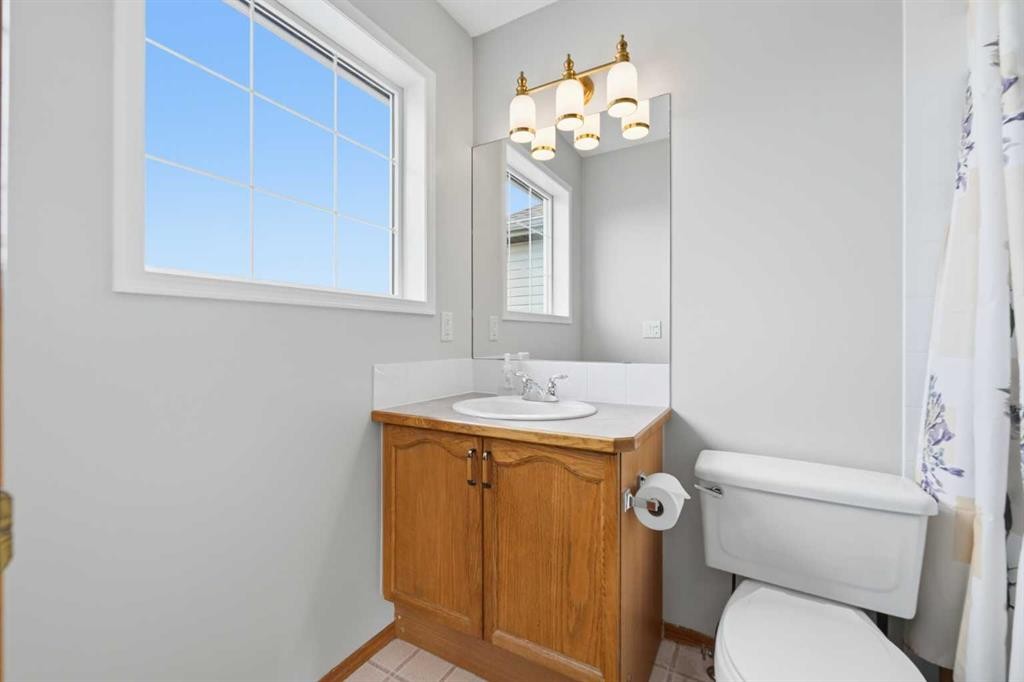 46 Somerside Place Sw, Calgary, AB - Indoor Photo Showing Bathroom